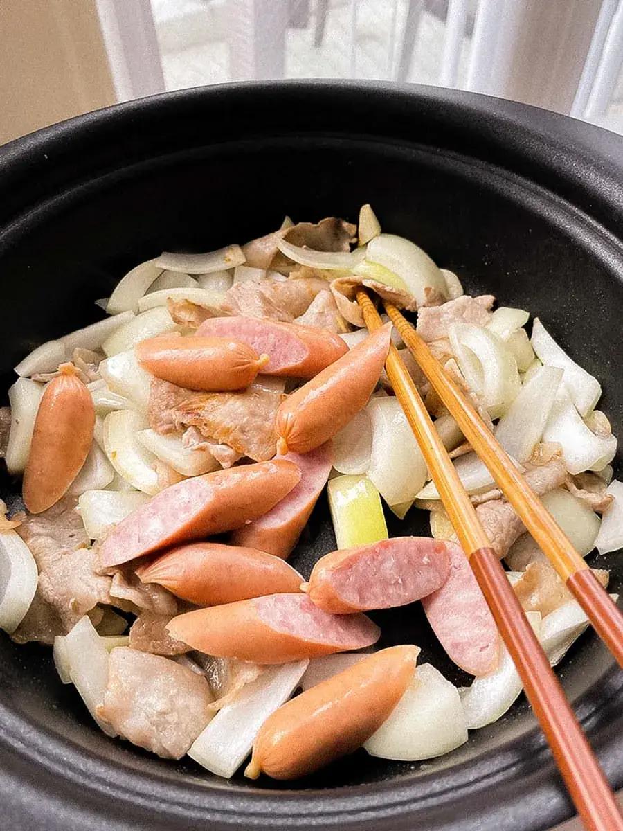 すでに食欲そそる香りが部屋に充満しています！