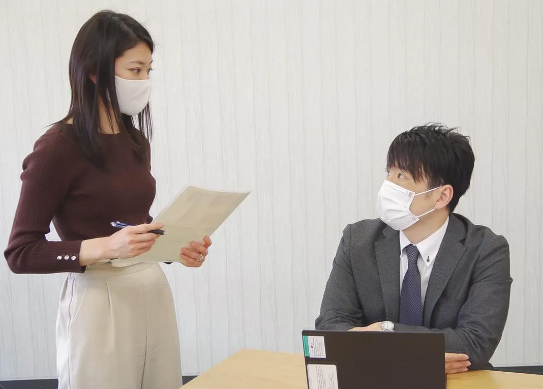 激辛好きの上司・井筒勇樹さん(写真・右)と真剣に議論中