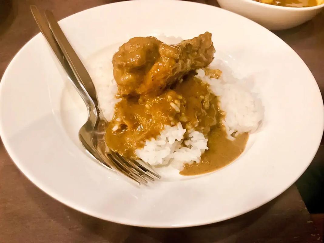 どういう配分とペースで食べ進めていくか。カレー､とくに激辛カレーは頭を使うメニューでもある｡